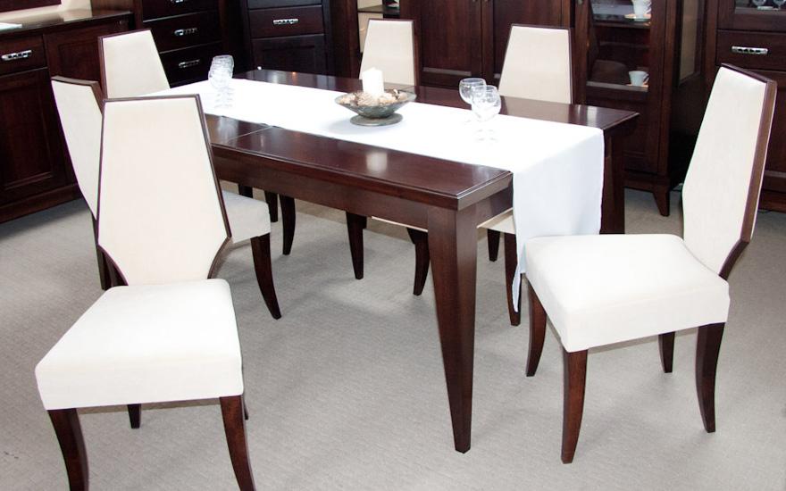 drewniany stół i krzesła z białym obiciem
